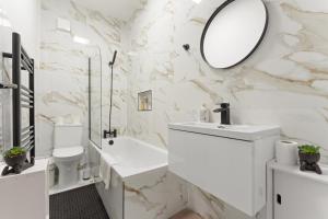 Ground Floor 3BR - Parking -King Beds-Near Stadium