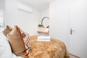 Paarl 225 - Lux Modern 2 Bedroom Apartment with Parking