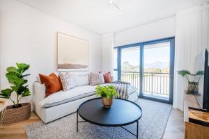 Paarl 225 - Lux Modern 2 Bedroom Apartment with Parking