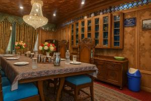 Crown Of India Group Of Houseboats