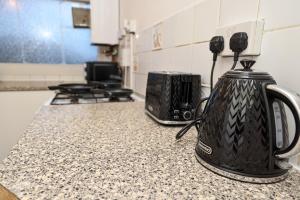 Kingston Duplex Sleeps 8 Balcony Parking & Wi-Fi