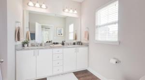 Upscale King 3BR Townhouse Pineville