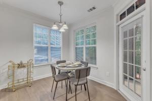 2BR King Bed Balcony Cary Crossroads