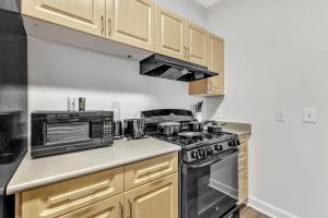 Upscale King 1BR Suite to Downtown Raleigh