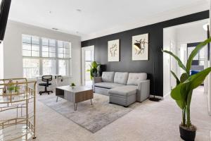 Upscale King 2BR Suite Mins Downtown Raleigh - 3hvězdičkové hotely ve městě Cary