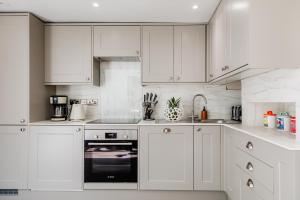 Design Haven! Big Group-Friendly 4BR City Escape in Waterloos Coolest Corner