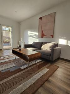 Peaceful Poolside Studio 20min from BCN