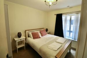 2-Bedroom Apartment with Balcony & Parking in Central Woking