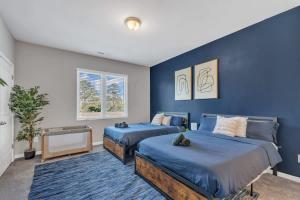 Luxe King 3BR Townhouse Mins to Downtown