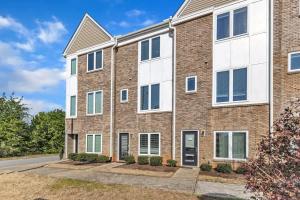 Luxe King 3BR Townhouse Mins to Downtown