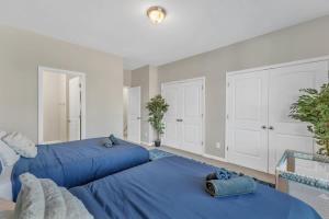 Luxe King 3BR Townhouse Mins to Downtown