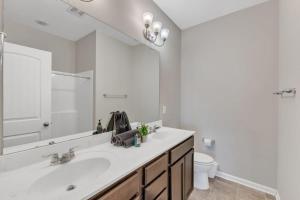 Luxe King 3BR Townhouse Mins to Downtown