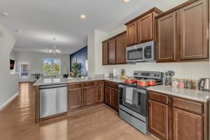 Luxe King 3BR Townhouse Mins Downtown