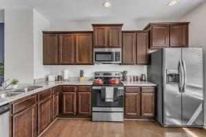 Luxe King 3BR Townhouse Mins Downtown