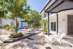 Cozy Stay with Pool BBQ Steps from Hotspots