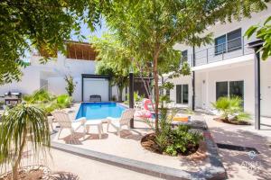 Cozy Stay with Pool BBQ Steps from Hotspots