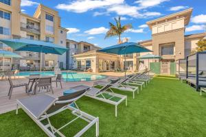 Beach Breeze Marina Suites with Pool, Gym & Hot Tub