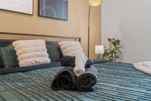 3BR Townhouse King Bed Backyard Airport