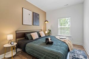 3BR Townhouse King Bed Backyard Airport