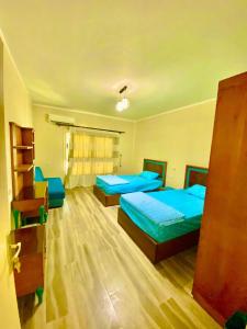 بينت هاوس 3 غرف فخم بموقع استراتيجي بقلب العلمين الجديدة