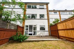 Beautiful Orpington Home w Pool Table and Driveway