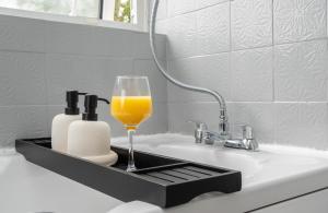 Beautiful Orpington Home w Pool Table and Driveway