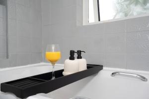 Beautiful Orpington Home w Pool Table and Driveway