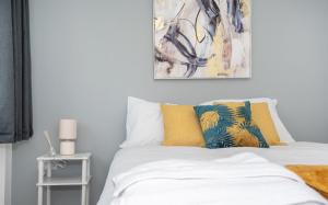 Beautiful Orpington Home w Pool Table and Driveway