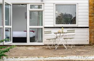 Beautiful Orpington Home w Pool Table and Driveway