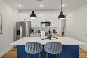 3BR Townhouse King Bed Backyard Airport