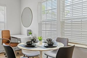 3BR Townhouse King Bed Backyard Airport