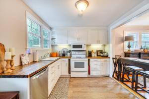 Cookout Ready Walkable Home in Bearden Village