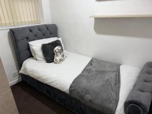 3 Bed House - Sleeps 6 - Parking - Wifi