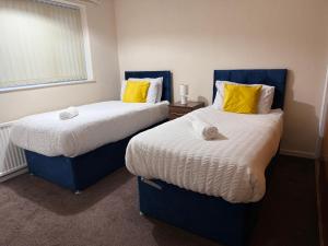 3 Bed House - Sleeps 6 - Parking - Wifi