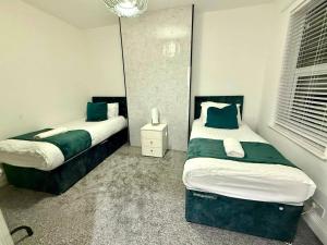 2 Bed House - Sleeps 5 - Garden - Parking - Wifi