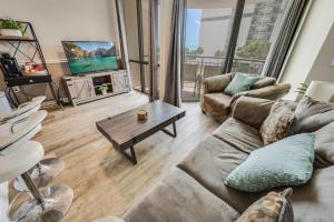 Meridian Plaza, pools, lovely decor, new, nice!