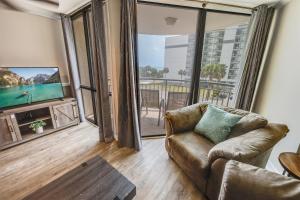 Meridian Plaza, pools, lovely decor, new, nice!