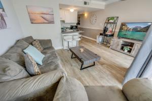 Meridian Plaza, pools, lovely decor, new, nice!