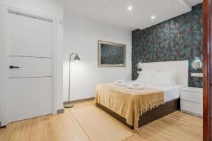 Moderno estudio al lado de estacion de tren