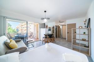 Studio rénové avec grande terrasse - Climatisation - Aperçu mer