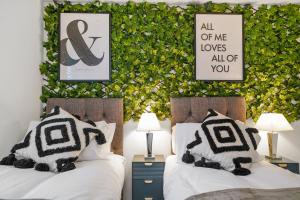 Stylish 2 Bedroom 2 Bathroom Apartment - 8 Minutes Drive to Central MK - Free Parking, Fast WiFi & Smart TV by Yoko Property