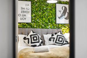 Stylish 2 Bedroom 2 Bathroom Apartment - 8 Minutes Drive to Central MK - Free Parking, Fast WiFi & Smart TV by Yoko Property