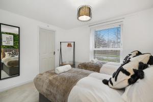Stylish 2 Bedroom 2 Bathroom Apartment - 8 Minutes Drive to Central MK - Free Parking, Fast WiFi & Smart TV by Yoko Property
