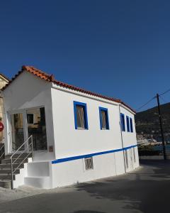 Ranias Seaview Corner