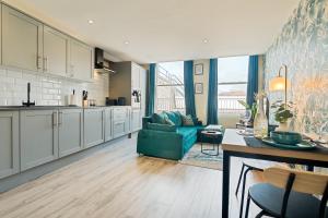 Stylish 1-Bed Central getaway with Cathedral Views