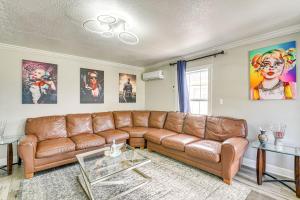 Walk to Shops and Dining Modern Houston Apt!