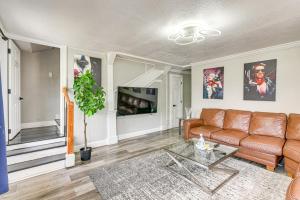 Walk to Shops and Dining Modern Houston Apt!