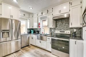 Walk to Shops and Dining Modern Houston Apt!