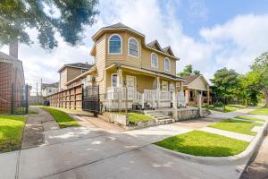 EaDo Nightlife & Sports Hub! Walkable Houston Stay