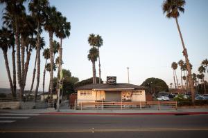 2bd Suite Steps To Beach! - Private Patio & Grill!